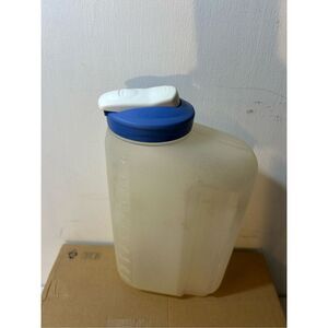 Rubbermaid‎ 2.75/88oz qt pitcher container blue lid discoloration